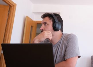 Sentencia ejemplar: Un juez ordena a un hombre indemnizar a su pareja por ver el capítulo de una serie sin esperarla