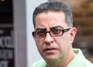 «No lo llames paella, y menos paella valenciana», dice un hombre señalando un bocadillo de atún