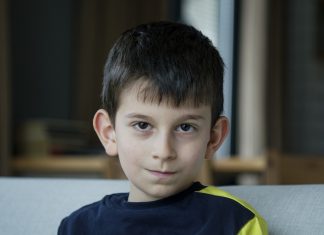 Pregunta cómo se hacen los niños y sus padres le dan la receta del Gin Fizz y la dirección de un motel