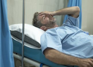 Un hombre que no sabe de anatomía se hace quitar una tibia para llegarse al pene