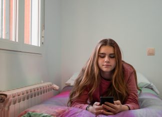 Una niña memoriza internet para poder navegar en la escuela aunque le hayan prohibido el móvil