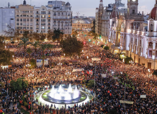 Miles de valencianos salen a la calle a conmemorar la corrida de toros de la Feria de Alicante de 1997