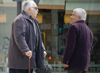 Dos ancianos cruzan juntos una calle creyendo que es el otro el que necesita ayuda