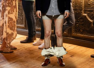 Un hombre prefiere decir que los pantalones por los tobillos están de moda a reconocer que se ha olvidado el cinturón
