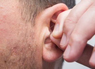 Un estudio confirma que el pelo en las orejas a edades avanzadas es un mecanismo defensivo «para no seguir oyendo chorradas»