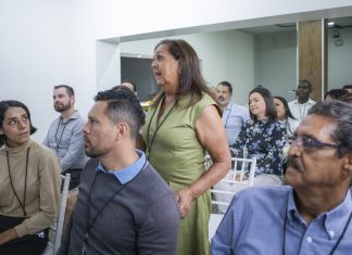 «Más que una pregunta, tengo un eructo», confiesa una periodista