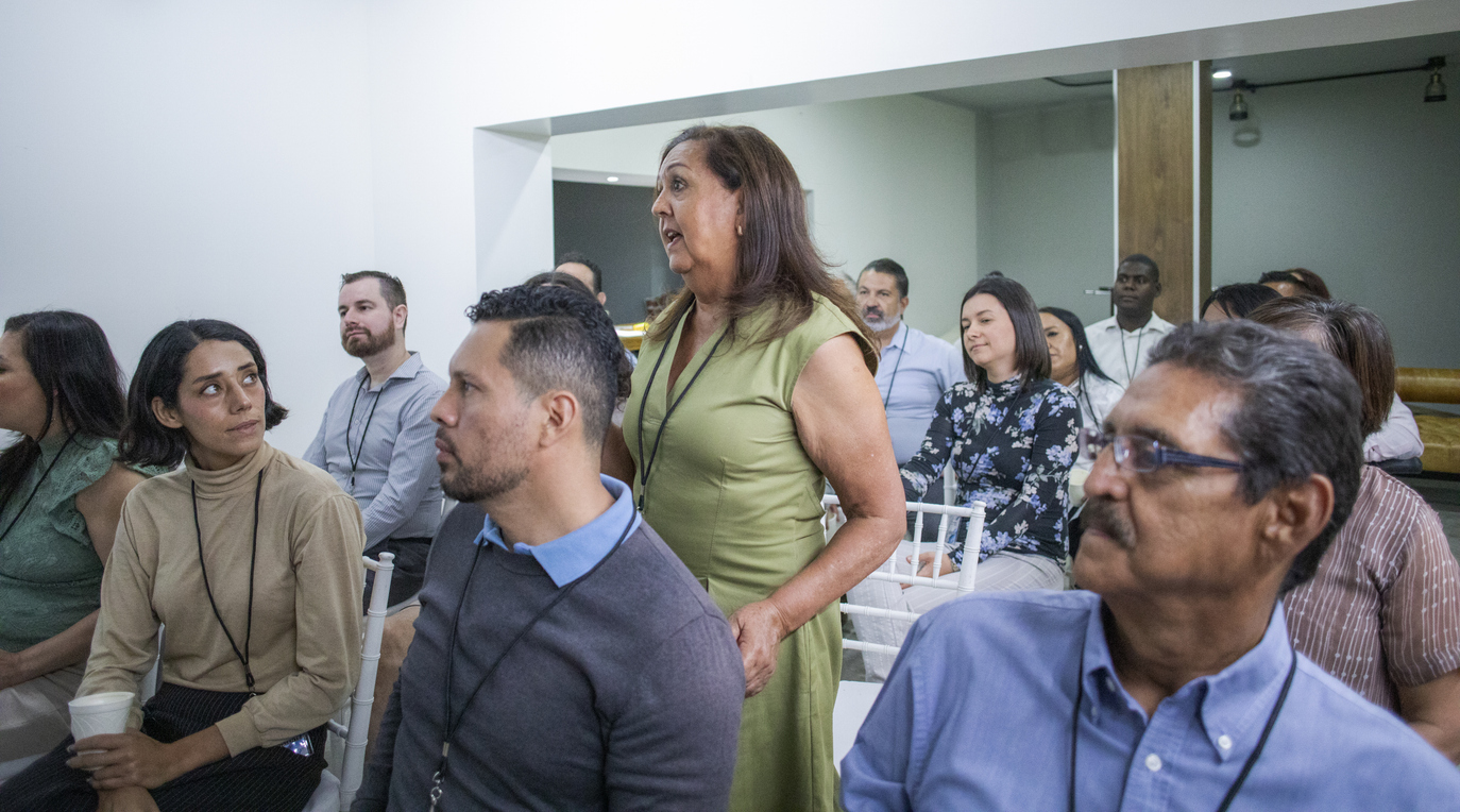 «Más que una pregunta, tengo un eructo», confiesa una periodista | El ...