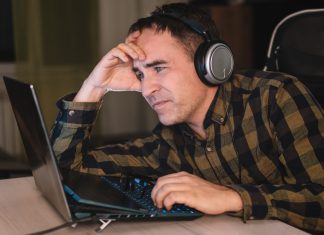 Se ve obligado a dejar el trabajo tras leer en Pitchfork el artículo “15 nuevos discos que tienes que escuchar ahora mismo”