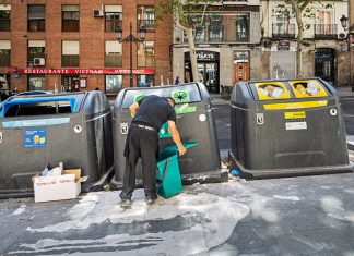 Los madrileños preguntan a qué contenedor tienen que tirar la factura de la tasa de basuras del ayuntamiento
