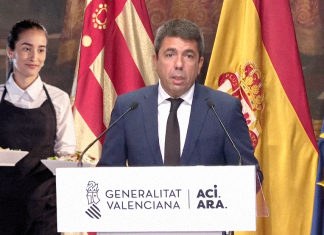 Momento incómodo en el aniversario de la dana: una camarera del Ventorro aparece con el pedido en pleno discurso institucional de Mazón