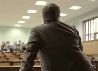 Un profesor de Filosofía que encargó un trabajo «para mañana», obligado a reconocer que hoy no es mañana