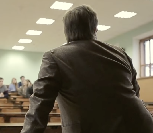 Un profesor de Filosofía que encargó un trabajo «para mañana», obligado a reconocer que hoy no es mañana