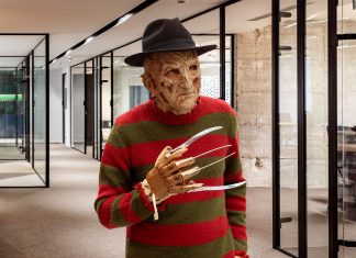 Decide dejarse puesto el disfraz de Halloween tras comprobar que con él lo tratan con mucho más respeto en el trabajo