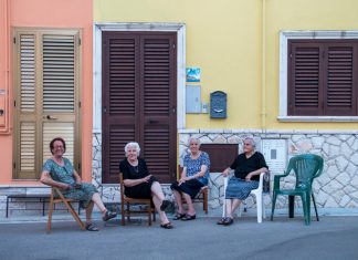 Del trono al taburete: cinco mil años de sillas