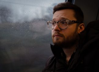 Un hombre adulto, incapaz de distinguir entre la tristeza y que simplemente el día esté un poco nublado
