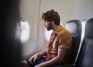 Un hombre en pleno viaje empieza a dudar de si se ha dejado la relación abierta