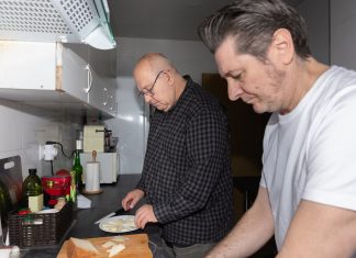 Una pareja aprovecha que la campana extractora está encendida para decirse a la cara lo que llevaba años callando