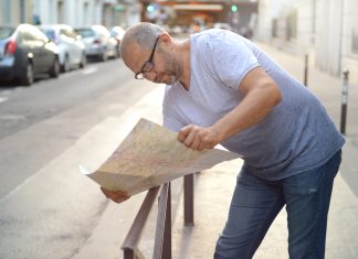 Después de tres días de discusiones y de perderse por París, una familia descubre que su mapa es de Roma