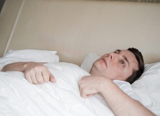 Meterse de nuevo en la cama por la noche, principal motivación para salir de la cama por la mañana