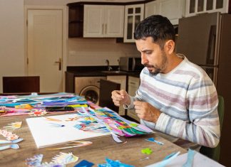Deja su trabajo para poder centrarse en las manualidades que le piden a su hijo en la guardería