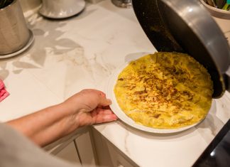 El Gobierno prohibirá la tortilla con y sin cebolla porque polariza a la sociedad
