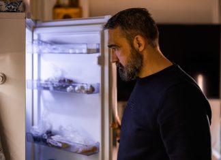 Un hombre rebaja sus estándares de qué considera “apetitoso” a cada nuevo paseo que da a la nevera