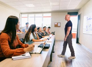 La carrera de Periodismo incluirá una asignatura de defensa personal para hacer frente a “los retos informativos que plantea la ultraderecha”