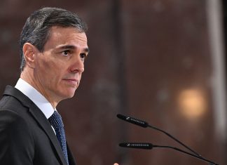 “Mi única cardiopatía es amar demasiado. Tanto que duele. Que hiela y que quema”, dice Sánchez sobre los rumores sobre su salud