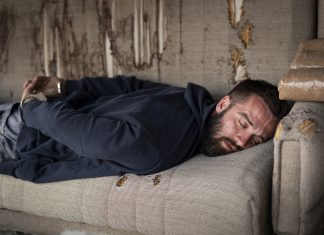 Consejos para decorar el sofá de casa con los que no querrás salir de él