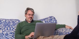 Un hombre desconfía de una compañía ética de telefonía porque recela «de estas cosas modernas que no te estafan como se ha hecho toda la vida»