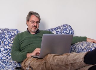 Un hombre desconfía de una compañía ética de telefonía porque recela «de estas cosas modernas que no te estafan como se ha hecho toda la vida»