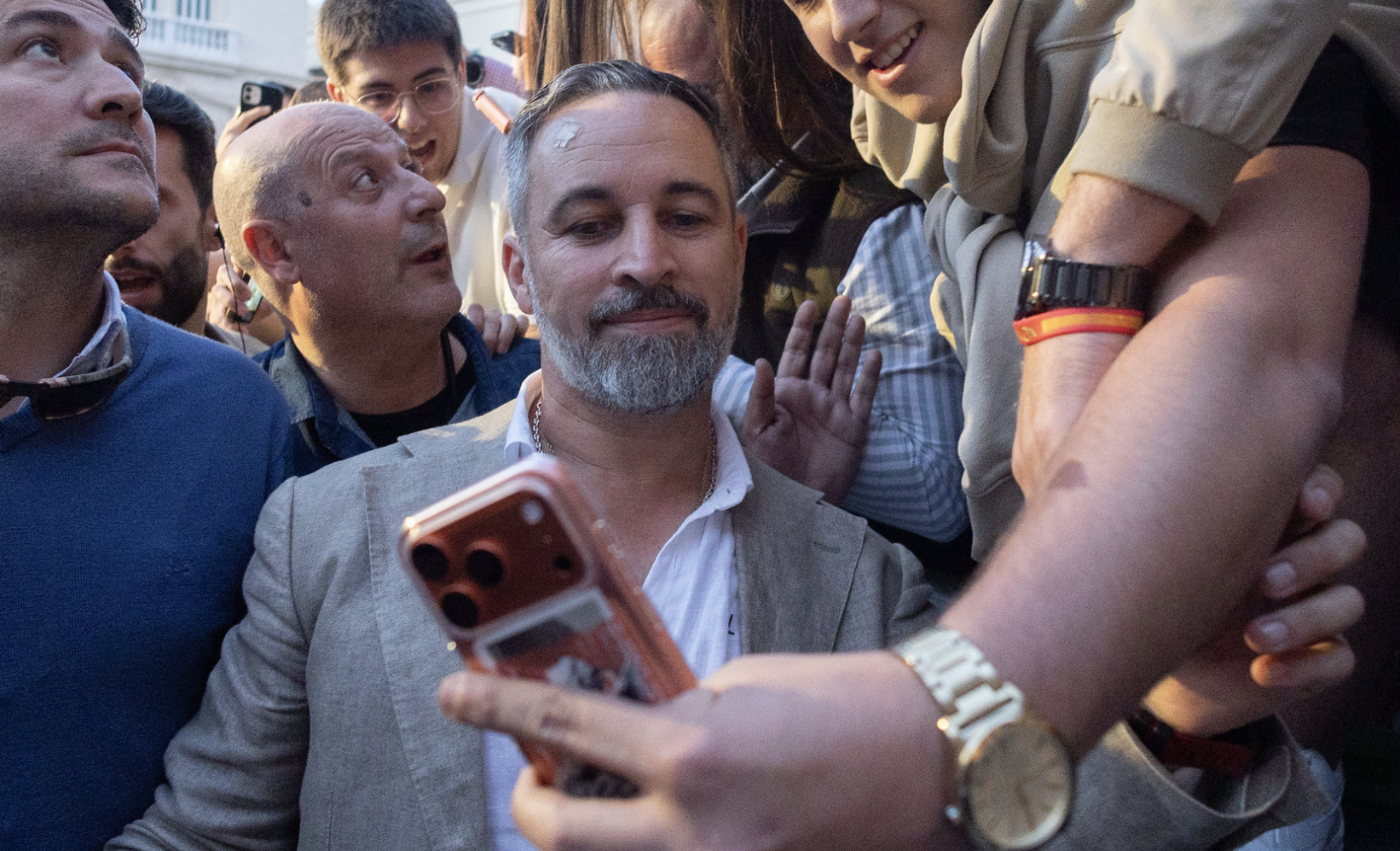 “Perdón, borro. Esto iba para otro grupo”: así son los ‘whatsapps’ del cese de Ortega Smith del Comité Ejecutivo de Vox