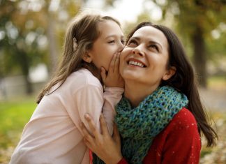 Los niños de entre dos y ocho años explicando secretos al oído son la causa del 98% de las transmisiones víricas, según un nuevo estudio