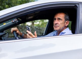 Multado por conducir mientras usaba el móvil para pagar una multa por usar el móvil mientras conducía