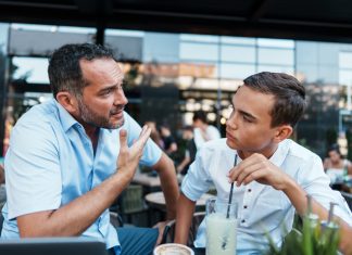 Sus hijos le preguntan qué es un ayatolá y empieza a describir a su jefe