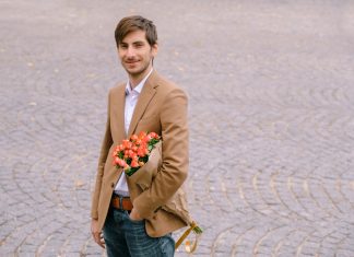 Un romántico le regala un ramo de flores de la competencia a una florista