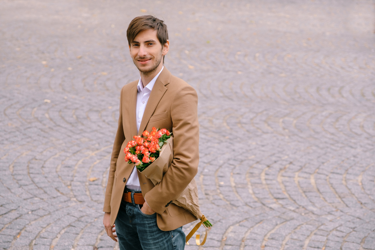 Un romántico le regala un ramo de flores de la competencia a una florista