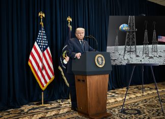 “Le dijimos que había petróleo”. Así consiguió la NASA que Trump aprobara el presupuesto para la misión a la Luna