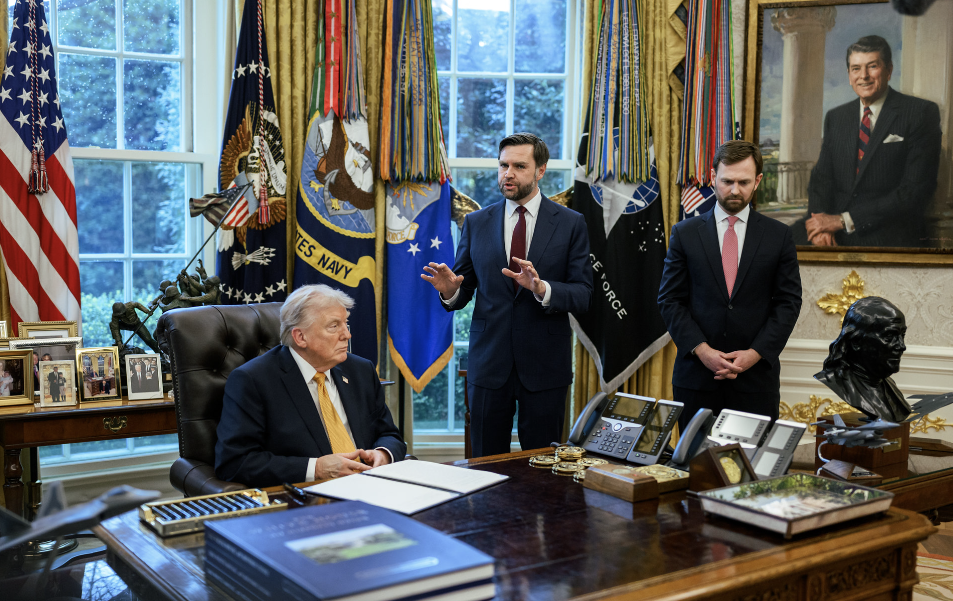 Llamar cobarde a Trump por no haber lanzado una bomba nuclear, la nueva brillante estrategia de la izquierda mundial