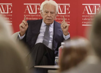 Felipe González, celoso porque Zapatero está haciendo más por la derecha que él