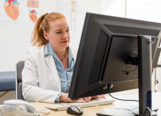 Una médica responsable pide una segunda opinión a una segunda inteligencia artificial