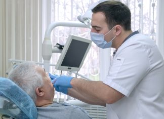 Le pide al dentista que le blanquee los dientes y este se los arranca para mandarlos a Suiza en un sobre