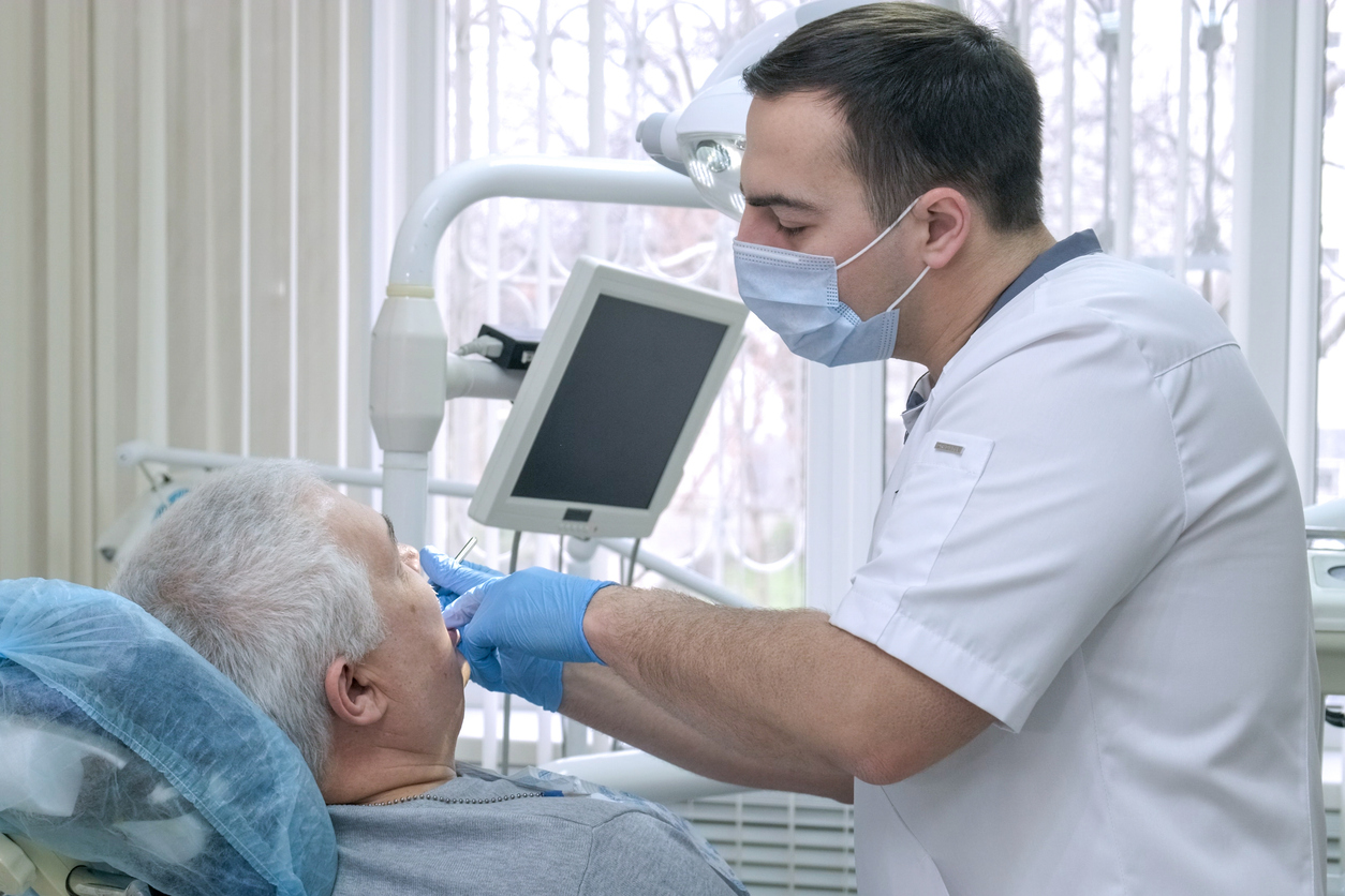 Le pide al dentista que le blanquee los dientes y este se los arranca para mandarlos a Suiza en un sobre