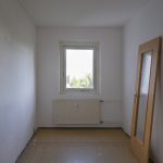 ¿Adiós a las mesas de comedor? La nueva moda en las casas es no tener muebles porque no caben