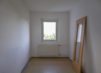 ¿Adiós a las mesas de comedor? La nueva moda en las casas es no tener muebles porque no caben