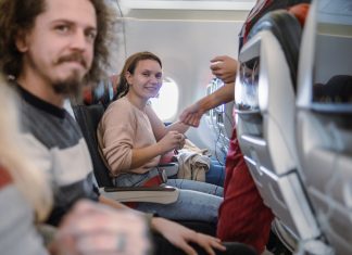 Un avión lleno de críticos de cine aterriza en Cannes y el piloto recibe dos horas de aplausos
