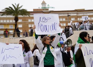 Los médicos españoles salen a la calle exhibiendo pancartas ilegibles
