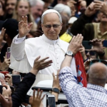Equis Palito Uve: La España más aconfesional se rinde al papa