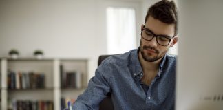 Cientos de españoles con espíritu emprendedor están ya buscando ministros a los que corromper y delatar