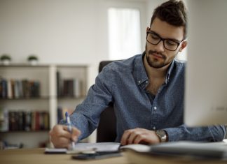 Cientos de españoles con espíritu emprendedor están ya buscando ministros a los que corromper y delatar